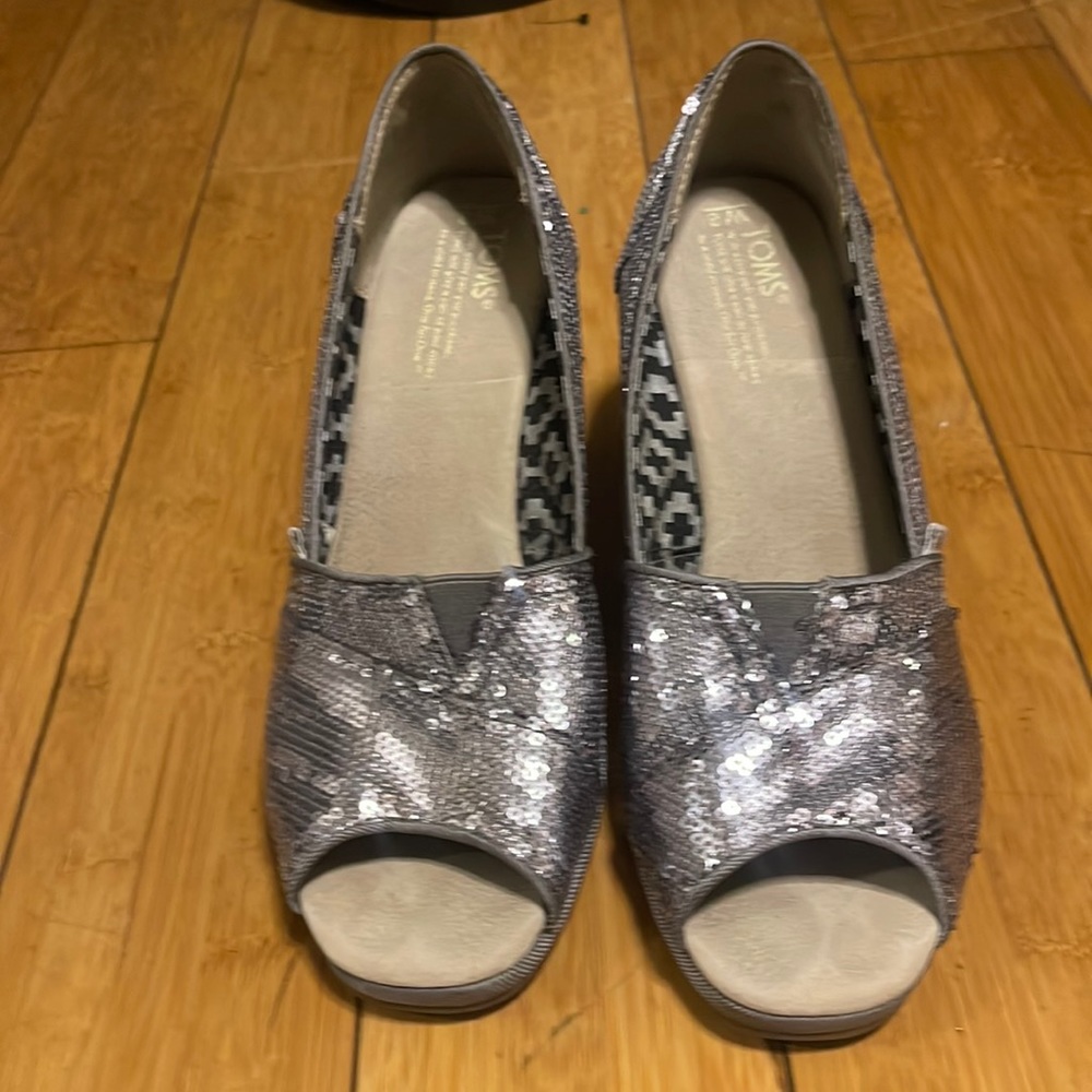 Tom’s peep toe wedge shoe